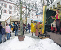 Nachdem der Marktvogt offiziell die Weihnachtszeitreise eröffnet hatte, begann das bunte Treiben auf der Bühne im Schlossgarten. (SZ-Foto: Michael Wetter)