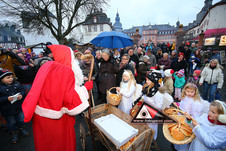 Der Nikolaus mit seinen kleinen Helfern, den Engelchen (Foto: Peter Kehrle - fotogeist.com)