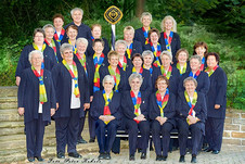 Der Frauenchor Erholung Berleburg präsentiert ein Chorkonzert im Sommersaal von Schloss Berleburg (Foto: Peter Kehrle)