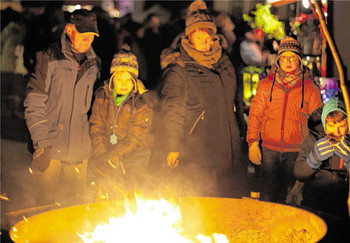 Ob mit Glühwein oder Met: Anlass für ein Prosit auf die beliebte WeihnachtsZeitreise in herrlicher Schloss-Kulisse ist eigentlich immer. (WP-Foto: Peter Kehrle)