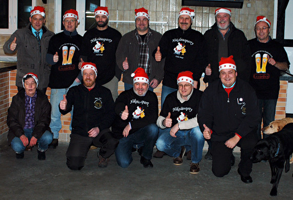 Das ist das Organisationsteam der Nikolausparty am Kriegerplatz, die als Kontrast-Programm zur WeihnachtsZeitreise dient. (SZ-Foto: Julia Göttert)