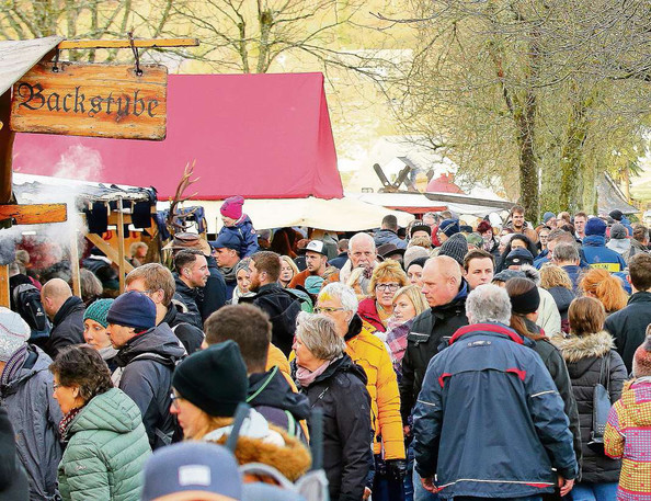 Bereits kurz nach Marktöffnung am Sonntag strömen die Menschenmassen in die Oberstadt. Nach dem verregneten Samstag nutzen die Besucher am Sonntag die Gelegenheit, um an den Ständen entlang zu schlendern. (WP-Foto: Hans Peter Kehrle)