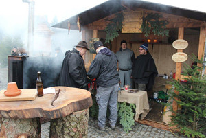 Grillspezialist Marko Holschuh bietet 'Knusper-Rippchen' und 'Schweineschulter gezupft' aus einem urigen Rauchofen zur Stärkung an. (Foto: Olaf Imhof)