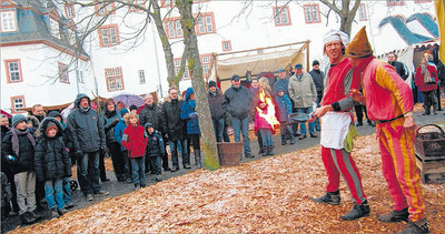 Ein lustiges Gaukel-Spektakel mit rasanten Jonglagen, Witzen und Improvisation boten gestern Habakuk und Rasputin im Schlossgarten. Den Zuschauern hat es offenbar gefallen. Heute beginnt die WeihnachtsZeitreise in Bad Berleburg um 11 Uhr. (SZ-Foto: Michael Wetter)