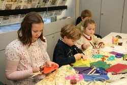 Die Geschäftsstelle der Siegener Zeitung an der Berleburger Poststraße verwandelte sich gestern in eine Bastelstube, bei der Jungen und Mädchen kreativ sein durften. (SZ-Foto: Björn Weyand)