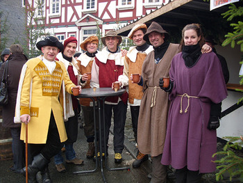 Johannes Röhl, Heiner Althaus, Thomas Lückel, Gerd Keune, Rainer Pöppel, Matthias Heß und Melanie Krämer (v. li.) stoßen mit Glühwein am Stand des Lions-Clubs an. (WP-Foto: Lena Siegel)